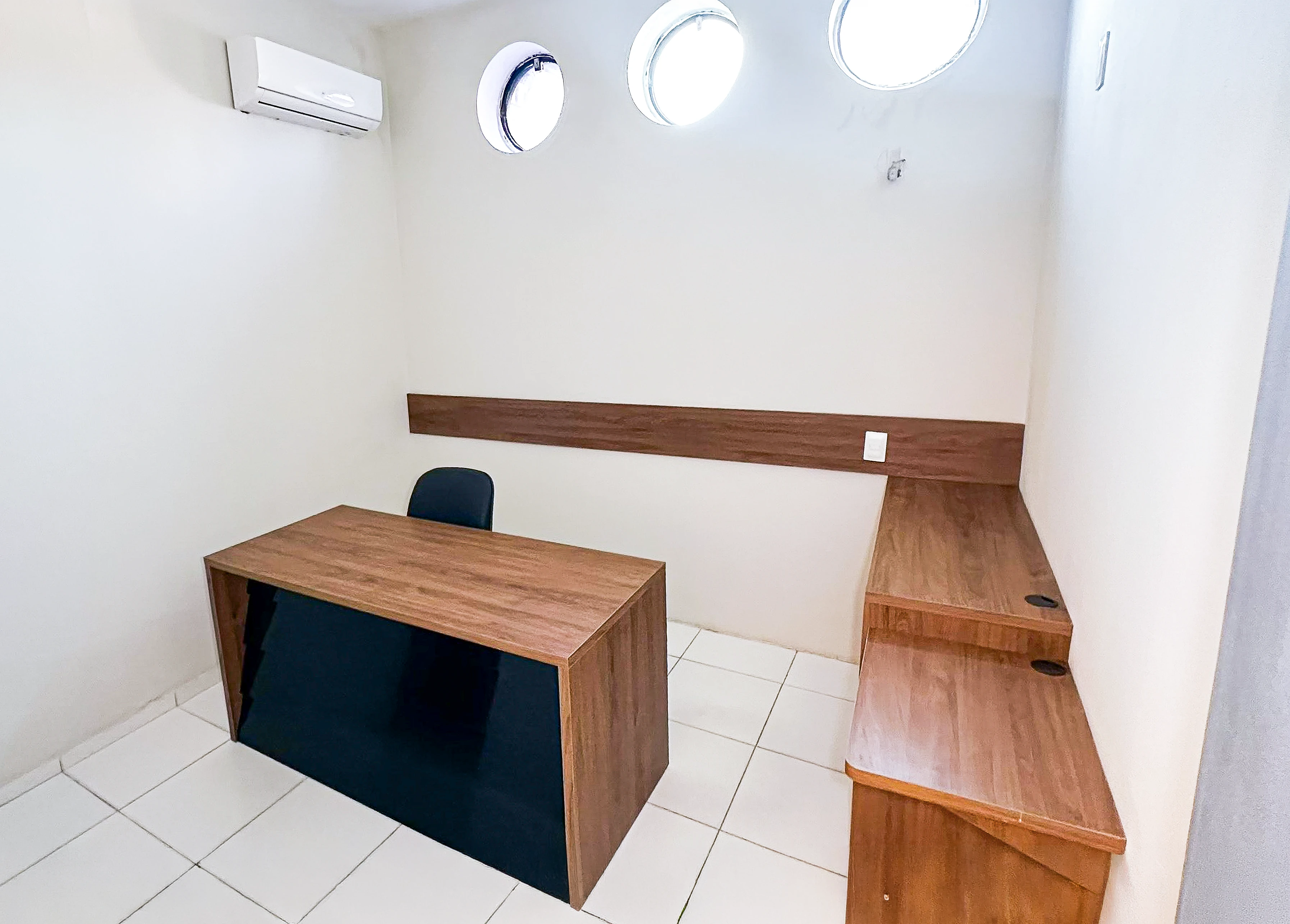 Small modern office room with desk and chair